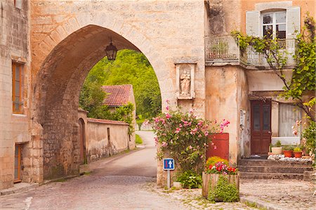 One of the old gates to the village of Noyers sur Serein in Yonne, Burgundy, France, Europe Stock Photo - Rights-Managed, Code: 841-07541159