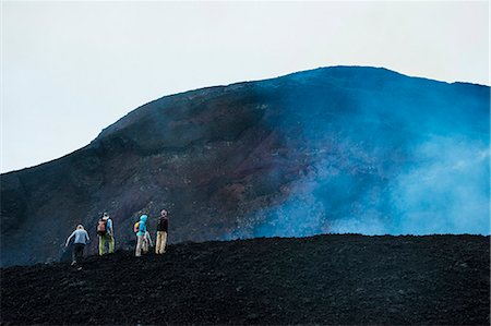 Tourists looking at an active lava eruption on the Tolbachik volcano, Kamchatka, Russia, Eurasia Foto de stock - Con derechos protegidos, Código: 841-07590434
