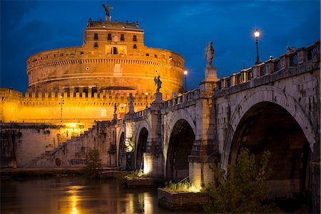 simsearch:841-07589927,k - Pont Sant' Angelo and Castel Sant' Angelo at dusk, Rome, Lazio, Italy, Europe Stock Photo - Rights-Managed, Code: 841-07590554