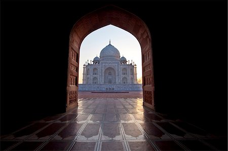 simsearch:841-07600089,k - The Taj Mahal mausoleum western view (viewed from Taj Mahal Mosque with its prayer mat floor tiles) at dawn, Uttar Pradesh, India Foto de stock - Con derechos protegidos, Código: 841-07600087