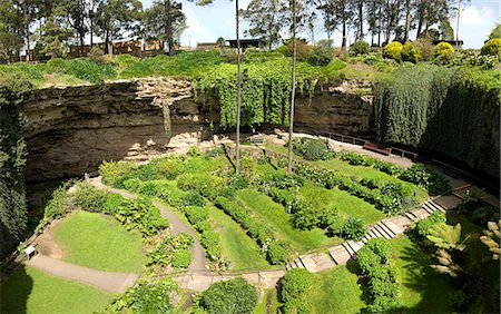 Victorian terraced gardens in Umpherston Sinkhole in limestone, Mount Gambier, South Australia, Australia, Pacific Foto de stock - Con derechos protegidos, Código: 841-07782156