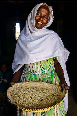 simsearch:841-03674809,k - Friendly old woman standing with a basket of corn in a door frame, near Keren, Eritrea, Africa Foto de stock - Con derechos protegidos, Código: 841-07782921