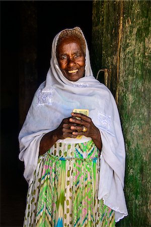 simsearch:841-03674809,k - Friendly old woman standing in a door frame near Keren, Eritrea, Africa Foto de stock - Con derechos protegidos, Código: 841-07782922