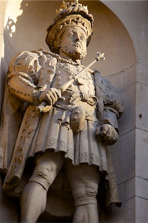 simsearch:841-02832407,k - Henry VIII Statue at the Gatehouse of St. Bartholomews Hospital (Bart's) in West Smithfield, London, England, United Kingdom, Europe Foto de stock - Con derechos protegidos, Código: 841-07783196