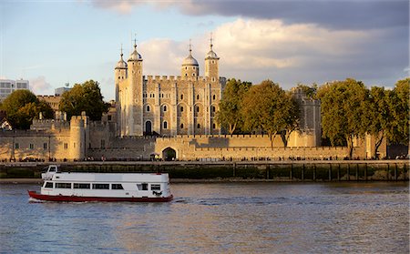 Tower of London, UNESCO World Heritage Site, and the River Thames in the evening, London, England, United Kingdom, Europe Stock Photo - Rights-Managed, Code: 841-07914004