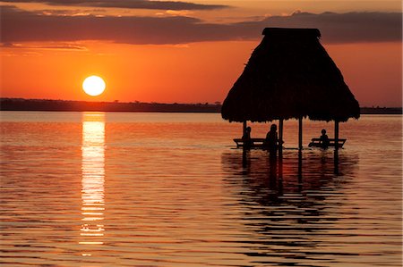 People relaxing at sunset, Lago Peten Itza, El Remate, Guatemala, Central America Foto de stock - Con derechos protegidos, Código: 841-07913831