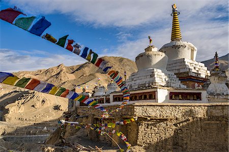 Prayer flags and stupa at the monastery at Lamayuru, Ladakh, Himalayas, India, Asia Photographie de stock - Rights-Managed, Code: 841-07913977