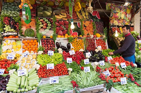 simsearch:841-07541032,k - Shopkeeper with fresh fruit and vegetables with Turkish lira prices at food market Kadikoy, Asian Istanbul, Turkey, Asia Minor, Eurasia Photographie de stock - Rights-Managed, Code: 841-08059416
