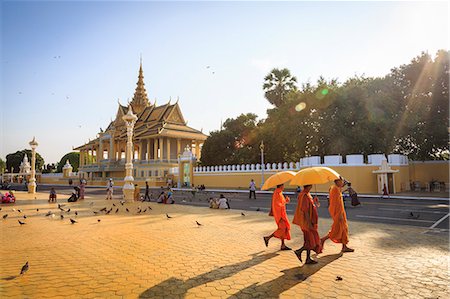 famous landmarks southeast asia - Buddhist monks at a square in front of the Royal Palace, Phnom Penh, Cambodia, Indochina, Southeast Asia, Asia Stock Photo - Rights-Managed, Code: 841-08059481