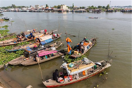 simsearch:841-08102090,k - Families in their river boats at the local market in Chau Doc, Mekong River Delta, Vietnam, Indochina, Southeast Asia, Asia Stock Photo - Rights-Managed, Code: 841-08101652