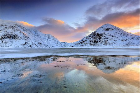 simsearch:841-08244166,k - Sunrise on Uttakleiv beach surrounded by snow covered mountains reflected in the cold sea, Lofoten Islands, Arctic, Norway, Scandinavia, Europe Stock Photo - Rights-Managed, Code: 841-08244010