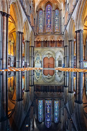 simsearch:841-08240211,k - Looking towards the doorway of the west front of Salisbury Cathedral, Salisbury, Wiltshire, England, United Kingdom, Europe Photographie de stock - Rights-Managed, Code: 841-08240209