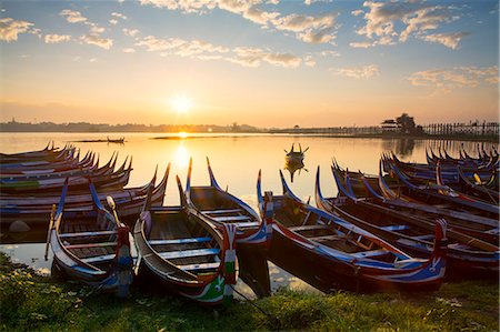 simsearch:841-07081635,k - Boats on the Taungthaman Lake near Amarapura with the U Bein teak bridge behind, Mandalay, Myanmar (Burma), Southeast Asia Stock Photo - Rights-Managed, Code: 841-08527734