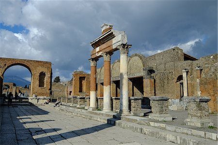 simsearch:841-07523215,k - The Macellum and Honorary Arch at the Forum, Pompeii, UNESCO World Heritage Site, the ancient Roman town near Naples, Campania, Italy, Europe Foto de stock - Con derechos protegidos, Código: 841-08542752