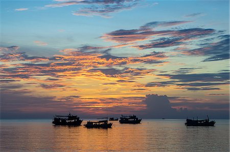 Sun sets over scuba diving boats in Koh Tao, Thailand, Southeast Asia, Asia Foto de stock - Con derechos protegidos, Código: 841-08781812