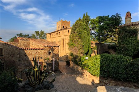 simsearch:841-03517157,k - Sant Pere church and stone houses in gorgeous medieval hilltop walled village, Pals, Baix Emporda, Girona, Catalonia, Spain, Europe Stock Photo - Rights-Managed, Code: 841-08860635