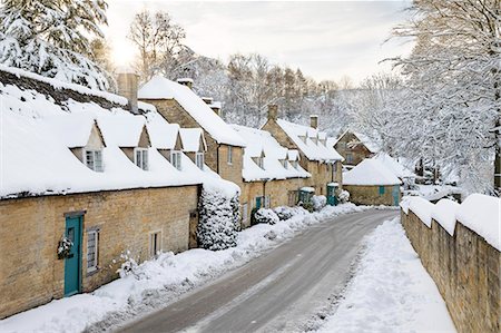 simsearch:841-07783088,k - Line of Cotswold stone cottages covered in winter snow, Snowshill, Cotswolds, Gloucestershire, England, United Kingdom, Europe Stock Photo - Rights-Managed, Code: 841-09135460