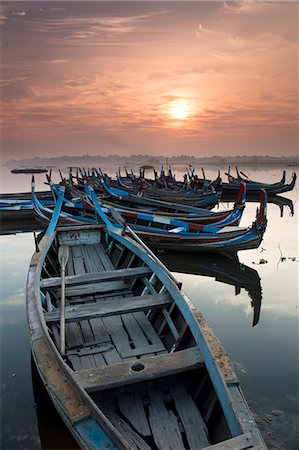 simsearch:841-07081635,k - Fishing boats at sunrise on Lake Taungthaman near Amarapura, Myanmar (Burma), Asia Stock Photo - Rights-Managed, Code: 841-09163217