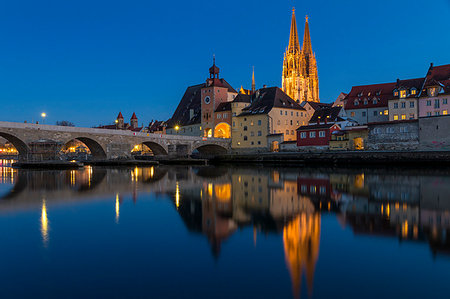 simsearch:841-07083487,k - View to the Cathedral of St. Peter, the Stone Bridge and the Bridge Tower at dusk, Regensburg, Bavaria, Germany, Europe Stock Photo - Rights-Managed, Code: 841-09183677