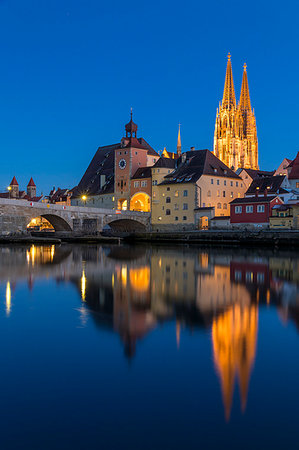 simsearch:841-07083487,k - View to the Cathedral of St. Peter, the Stone Bridge and the Bridge Tower at dusk, Regensburg, Bavaria, Germany, Europe Stock Photo - Rights-Managed, Code: 841-09183678