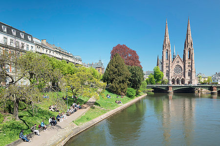 simsearch:841-07457834,k - People relaxing by the Ill River, and St. Paul's Church, Strasbourg, Alsace, France, Europe Photographie de stock - Rights-Managed, Code: 841-09194279