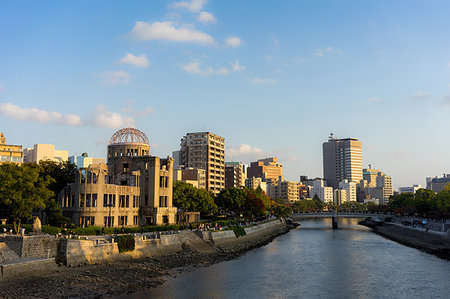simsearch:622-06398585,k - Atomic Bomb Dome (Genbaku Dome), UNESCO World Heritage Site, and the Motoyasu River in Hiroshima, Japan, Asia Photographie de stock - Rights-Managed, Code: 841-09194823
