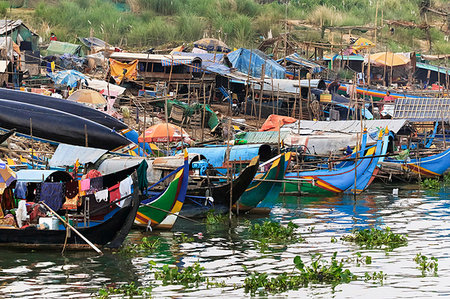 simsearch:841-02705251,k - Muslim Cham fishing people that live on their boats, dwindling fish stocks have caused poverty, River Mekong, Phnom Penh, Cambodia, Indochina, Southeast Asia, Asia Stock Photo - Rights-Managed, Code: 841-09257073