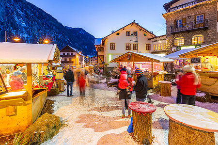 simsearch:841-06807677,k - View of Christmas Market stalls at dusk in Campitello di Fassa, Val di Fassa, Trentino, Italy, Europe Photographie de stock - Rights-Managed, Code: 841-09257108