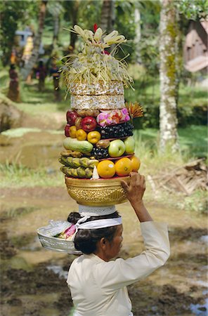 simsearch:841-02715185,k - Woman carrying food offerings on her head, celebrating festival of Kuningan, Ubud village, island of Bali, Indonesia, Southeast Asia, Asia Stock Photo - Rights-Managed, Code: 841-02704012