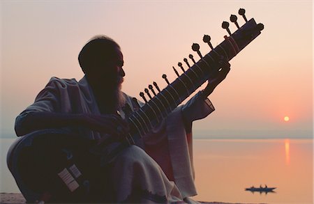 simsearch:400-05701566,k - Vieil homme jouant du sitar à côté du Gange (Ganga), Varanasi (Bénarès), l'Etat d'Uttar Pradesh, Inde Photographie de stock - Rights-Managed, Code: 841-02704515
