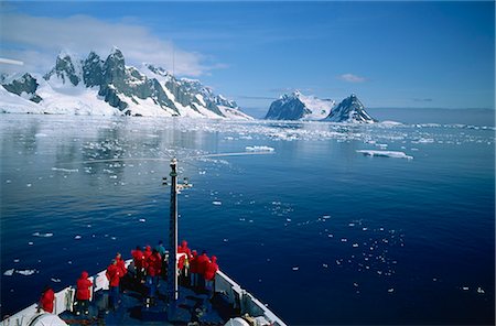 simsearch:841-03066251,k - Tourists on the bow of a cruise ship off the Antarctic Peninsula, Antarctica, Polar Regions Stock Photo - Rights-Managed, Code: 841-02704936