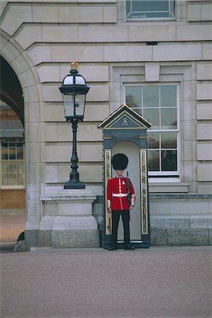 Guard and sentry box, Buckingham Palace, London, England, United Kingdom, Europe Stock Photo - Rights-Managed, Code: 841-02705442