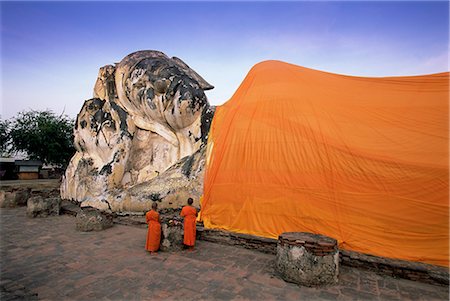 simsearch:841-03067430,k - Two novice Buddhist monks in front of a statue of the reclining Budha, Wat Lokayasutharam, Ayuthaya Historical Park, Ayuthaya (Ayutthaya), UNESCO World Heritage Site, central Thailand, Thailand, Southeast Asia, Asia Stock Photo - Rights-Managed, Code: 841-02705670