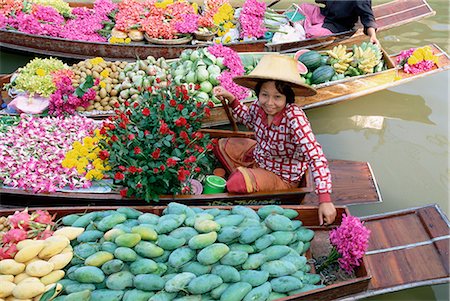 simsearch:630-03479347,k - Market trader in boat selling flowers and fruit, Damnoen Saduak floating market, Bangkok, Thailand, Southeast Asia, Asia Stock Photo - Rights-Managed, Code: 841-02705681