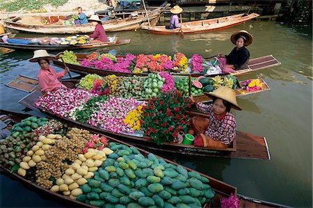 simsearch:630-03479347,k - Market traders in boats selling flowers and fruit, Damnoen Saduak floating market, Bangkok, Thailand, Southeast Asia, Asia Stock Photo - Rights-Managed, Code: 841-02705682