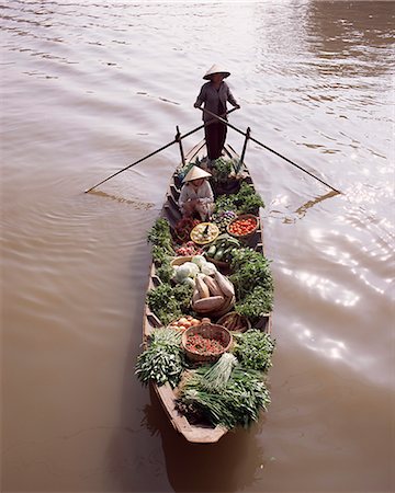 simsearch:841-02705251,k - Floating market trader and boat laden with vegetables, Phung Hiep, Mekong River delta, Vietnam, Indochina, Southeast Asia, Asia Stock Photo - Rights-Managed, Code: 841-02705726