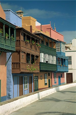 Painted houses with overhanging wooden balconies in Santa Cruz de la Palma, on La Palma, Canary Islands, Spain, Europe Foto de stock - Con derechos protegidos, Código: 841-02706035