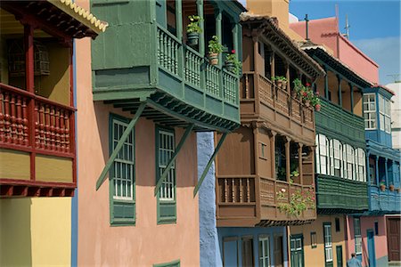 Facades of painted houses with overhanging wooden balconies in Santa Cruz de la Palma, on La Palma, Canary Islands, Spain, Europe Foto de stock - Con derechos protegidos, Código: 841-02706036
