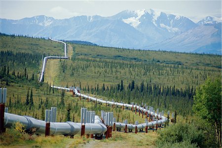 simsearch:841-02708432,k - The Trans Alaska Oil Pipeline running on refridgerated support to stop oil heat melting the permafrost,Mount Hayes (4116m) and the Alaska Range in the background, Alaska, United States of America Stock Photo - Rights-Managed, Code: 841-02707008