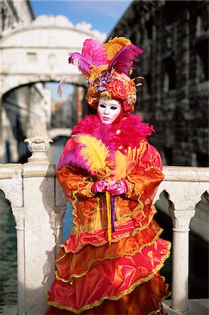 simsearch:841-06030938,k - Person dressed in carnival mask and costume, posing in front of the Bridge of Sighs, Venice Carnival, Venice, Veneto, Italy, Europe Foto de stock - Con derechos protegidos, Código: 841-02707621