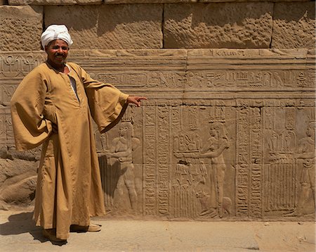 simsearch:841-02947168,k - Temple guide with a detail of relief carving including hieroglyphics, Kom Ombo, Egypt, North Africa, Africa Foto de stock - Con derechos protegidos, Código: 841-02708356