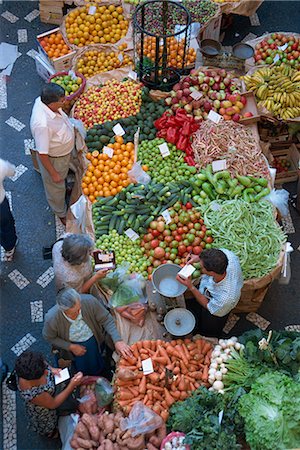 simsearch:841-06805368,k - People at a fruit and vegetable stall in the market hall in Funchal, on the island of Madeira, Portugal, Europe Foto de stock - Con derechos protegidos, Código: 841-02709135