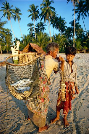 simsearch:841-02925433,k - Fisherman with wicker basket and boy with shellfish, their morning catch, at Kemamaiy, east Malaysia, Southeast Asia, Asia Stock Photo - Rights-Managed, Code: 841-02703335