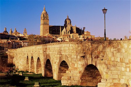 salamanca - The Roman bridge and city from the Tormes River, Salamanca, Castilla Leon, Spain, Europe Stock Photo - Rights-Managed, Code: 841-02714783