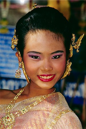 simsearch:841-02947131,k - Portrait of a young Thai lady adorned with golden jewellery, Bangkok, Thailand Stock Photo - Rights-Managed, Code: 841-02714821