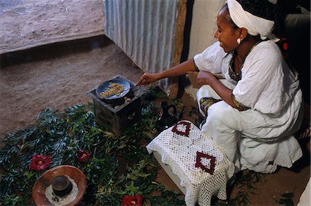 simsearch:841-02916982,k - Woman roasting beans for coffee ceremony, Lalibela, Wollo region, Ethiopia, Africa Foto de stock - Con derechos protegidos, Código: 841-02715462