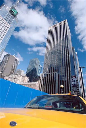 passing - Yellow taxi cab passing blue board, New York City, New York, United States of America, North America Foto de stock - Con derechos protegidos, Código: 841-02716196