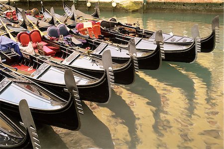 simsearch:841-02714288,k - A line of gondolas, Venice, Veneto, Italy, Europe Stock Photo - Rights-Managed, Code: 841-02717510