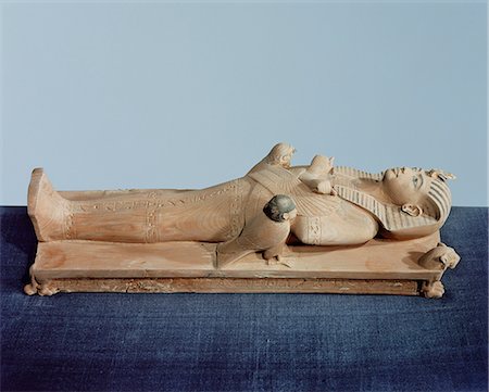 simsearch:841-03032736,k - Image of the king's mummy on its funeral bed flanked by the king's two souls, dedicated by Maya, from the tomb of the pharoah Tutankhamun, discovered in the Valley of the Kings, Thebes, Egypt, North Africa, Africa Stock Photo - Rights-Managed, Code: 841-02717790