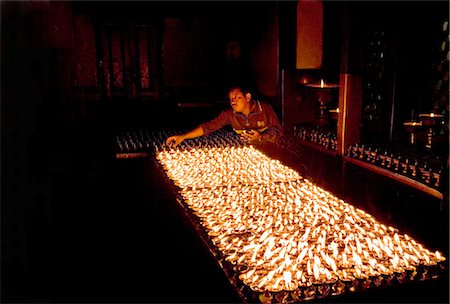 simsearch:841-02718675,k - Lumières d'homme beurre lampes en début de matinée à l'intérieur du temple bouddhiste Deva Dharma Mahavihar sur le bord de Swayambhunath (Swayambhu) (Temple de singe) stupa sur une colline au-dessus de Katmandou, Népal, Asie Photographie de stock - Rights-Managed, Code: 841-02718688